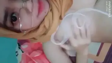 Gadis Hijab Kacamata Montok Ngentot Ganas